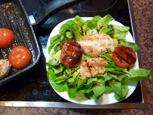 Hähnchenbrust auf Salat mit Grilltomaten