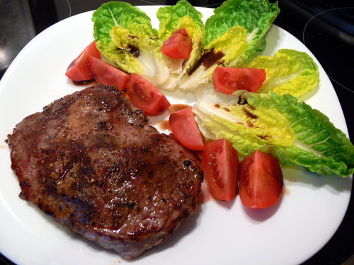klassisch: Steak mit Salat