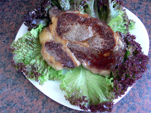 Rib-Eye-Steak auf Salat