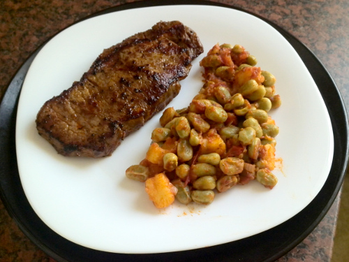 Steak an Bohnen-Tomaten-Kartoffel-Gemüse