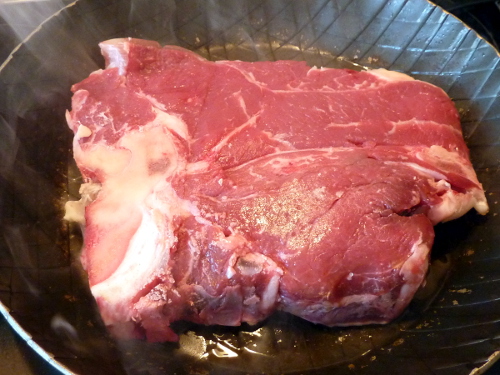 T-Bone-Steak roh in der Pfanne