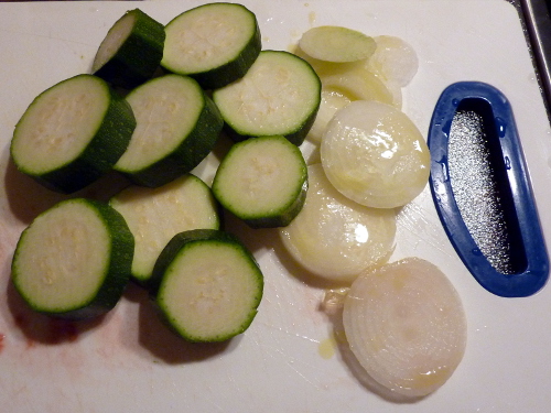 Scheiben von Zucchini und Zwiebel an Öl