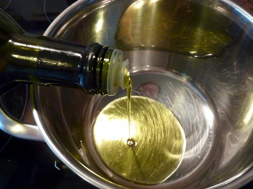 Olivenöl in den Topf