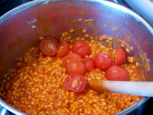 Tomatenstücke hinzu
