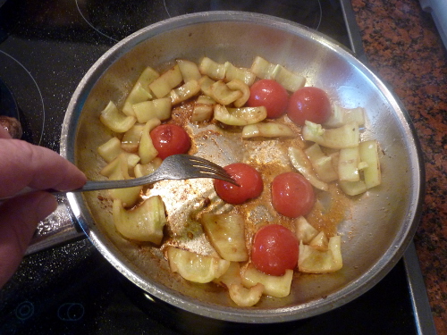 Tomaten und Paprika in der Pfanne