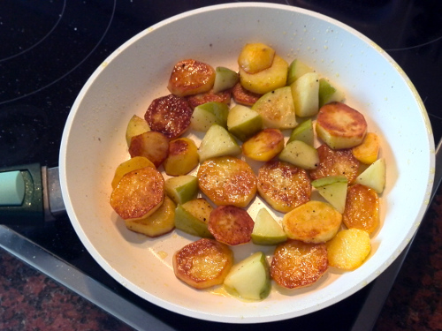Bratkartoffeln und Apfelstücke