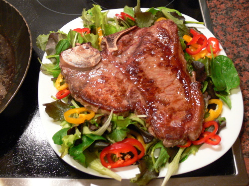 Steak auf Salat