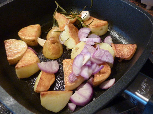 Schalotte, Knoblauch und Salz zu den Kartoffeln