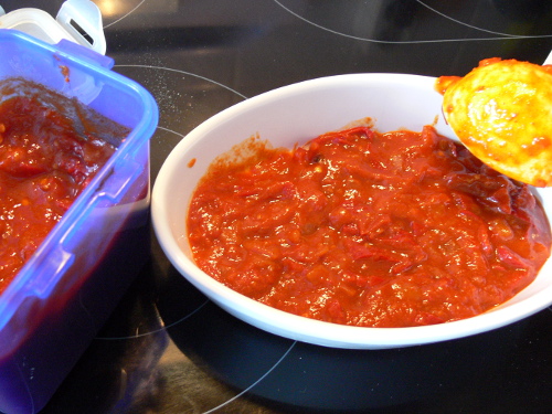 Mit Tomaten/Paprika-Sugo füllen