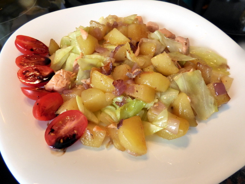 Geschmorte Kartoffel-Kohl-Pfanne mit Lachs und 3-Tomaten-Salat