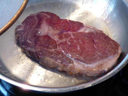 Rib-Eye-Steak ohne Spritzschutz