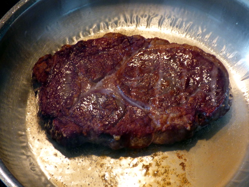 Rib-Eye-Steak umgedreht