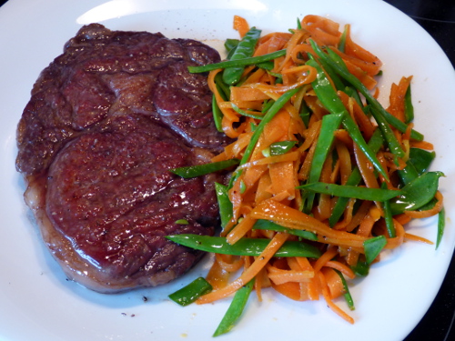 Erbsen-Möhren-Gemüse an Steak