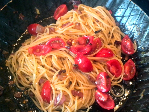 Spaghetti cipolla olio arrabiata pomodori