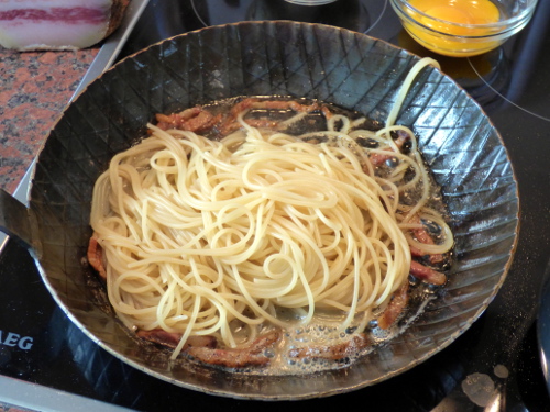 Spaghetti in die Pfanne