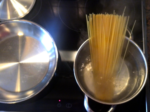 Spaghetti ins kochende Salzwasser