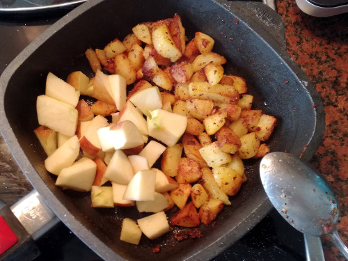 Apfelwürfel zu den halbgaren Kartoffeln