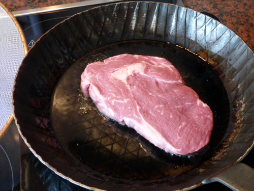 Steak in die Pfanne