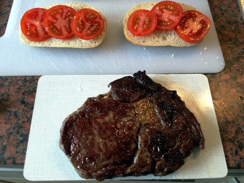 Steak aus dem Ofen holen