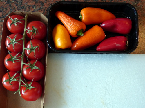 Tomaten und Paprika liegen bereit