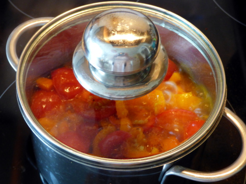 Tomaten-Paprika-Mischung köchelt und zieht Wasser