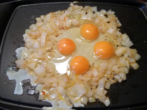 Die Eier mit auf die Platte