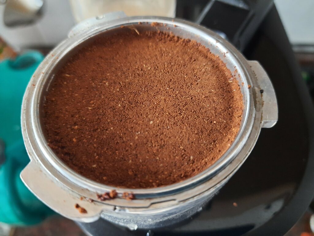 Kaffeepulver gepresst im Siebträger