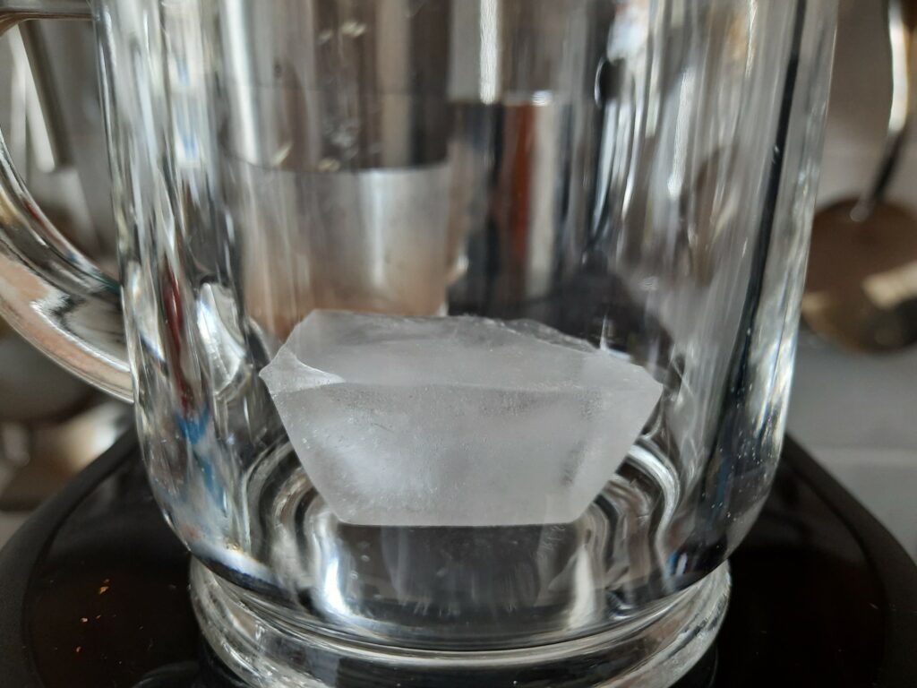 Eiswürfel im Espressoglas