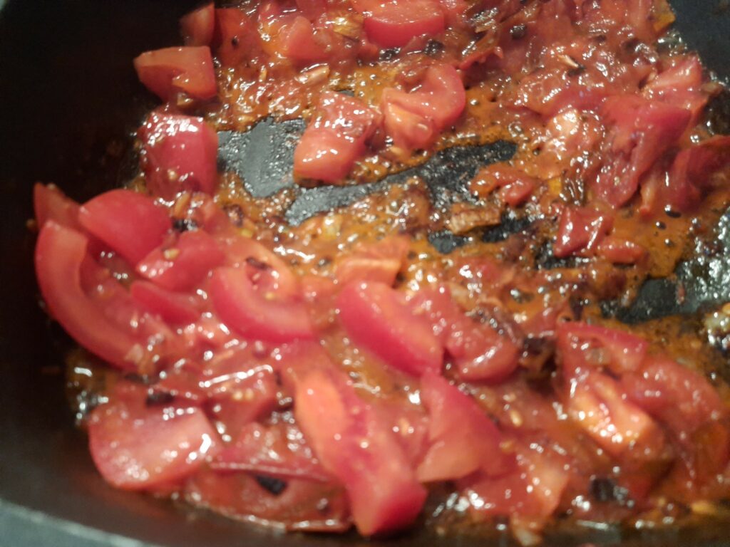 Tomaten schmelzen in Zwiebel/Knoblauch