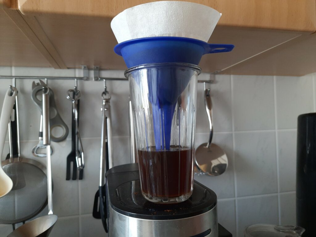 Cold Brew Kaffee wird gefiltert