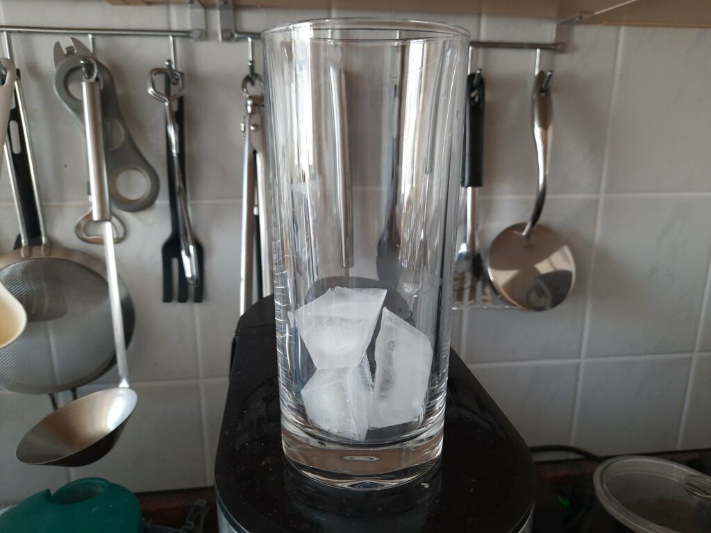 Eiswürfel ins Longdrinkglas