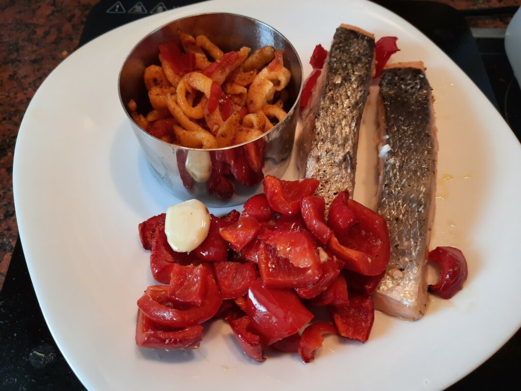 Backlachs mit Backpaprika und tomatisierten Bratspätzle im Garnierring