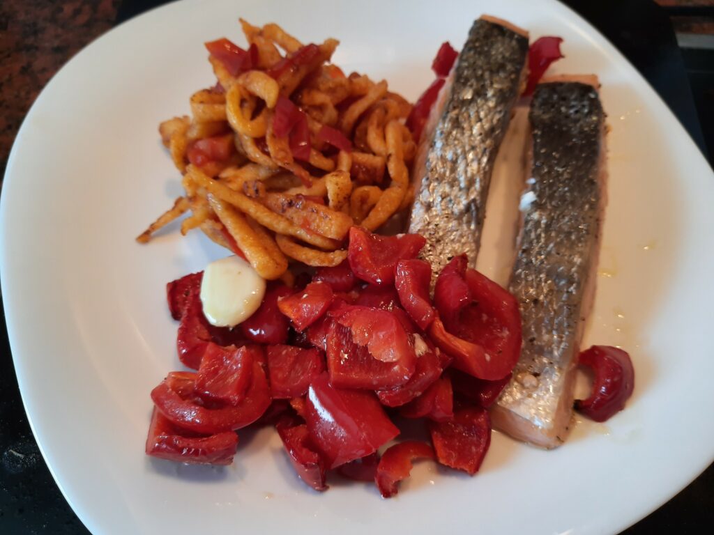 Backlachs mit Backpaprika und tomatisierten Bratspätzle