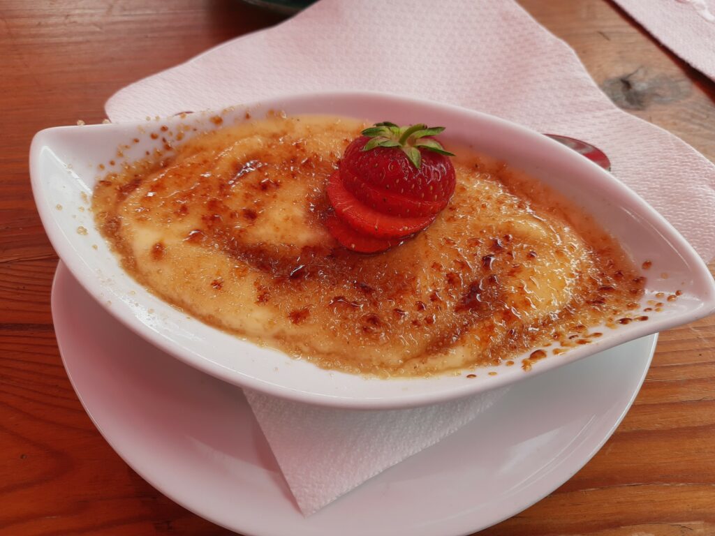 Limetten Crème brûlée mit knackiger Kruste und Erdbeere