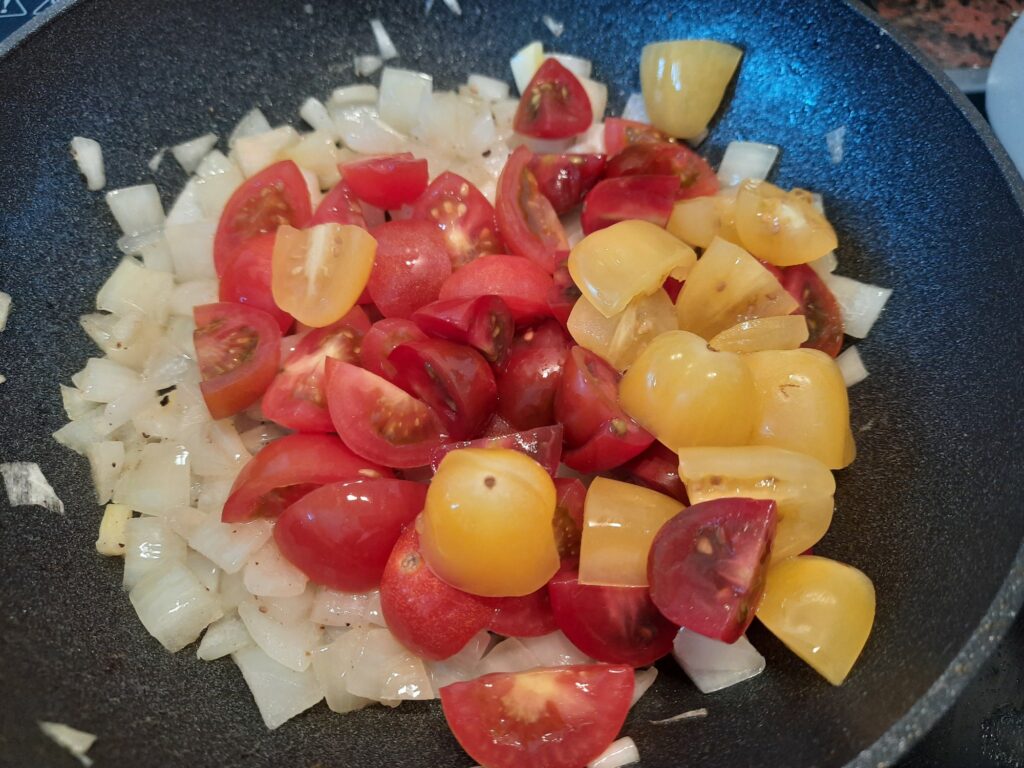 Tomatendreierlei zu den Zwiebeln