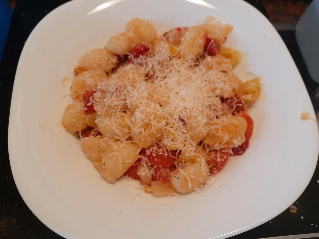 Gnocchi-Tomaten-Zwiebel-Salat warm