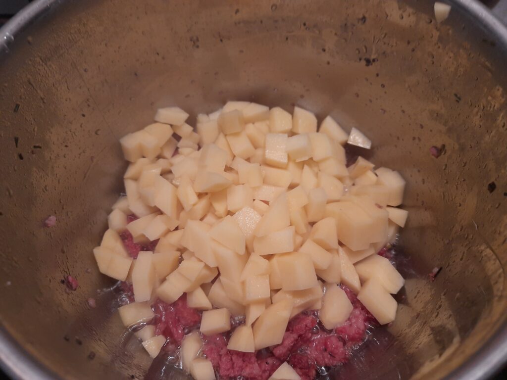 Kartoffelstücke hinzugeben