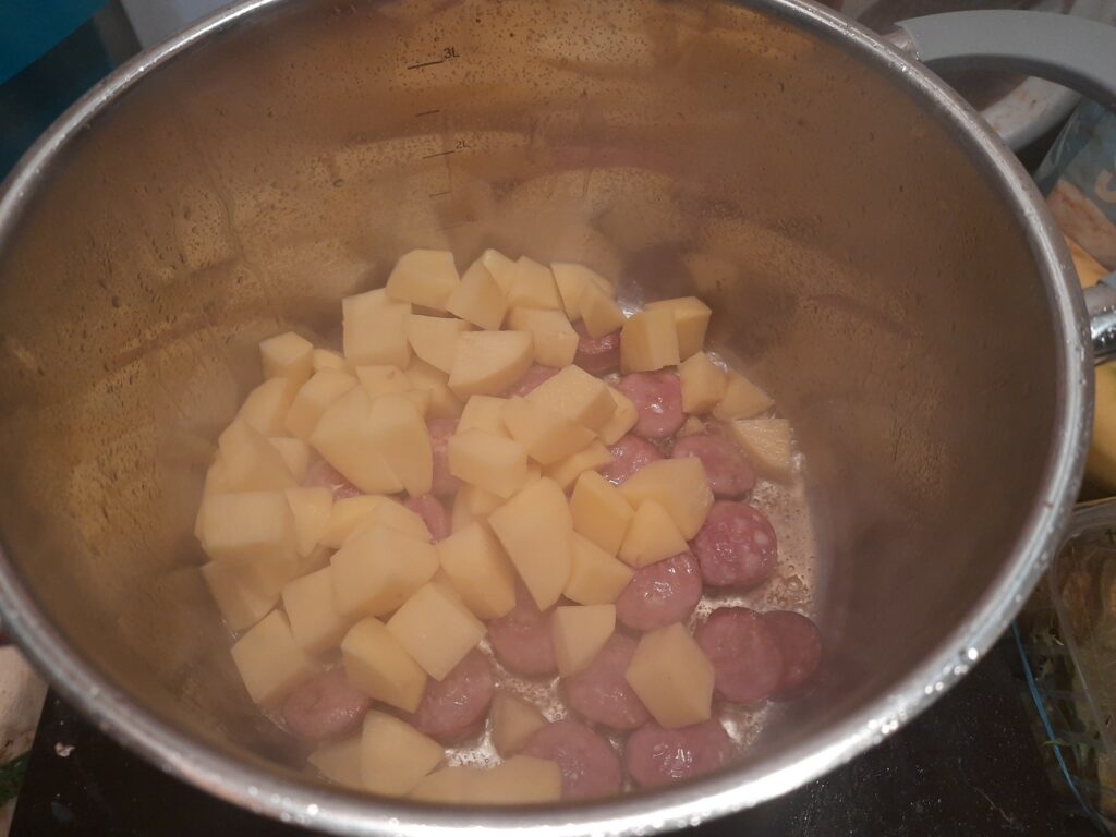 Kartoffelstücke dazugeben