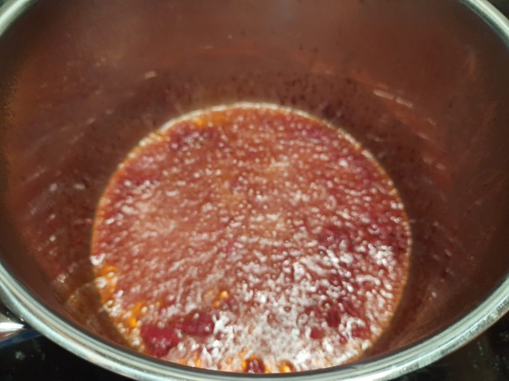 Paprika und Tomatenmark in heißem Öl
