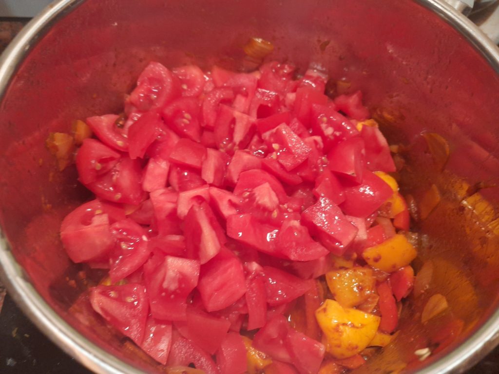 Tomaten dazugeben