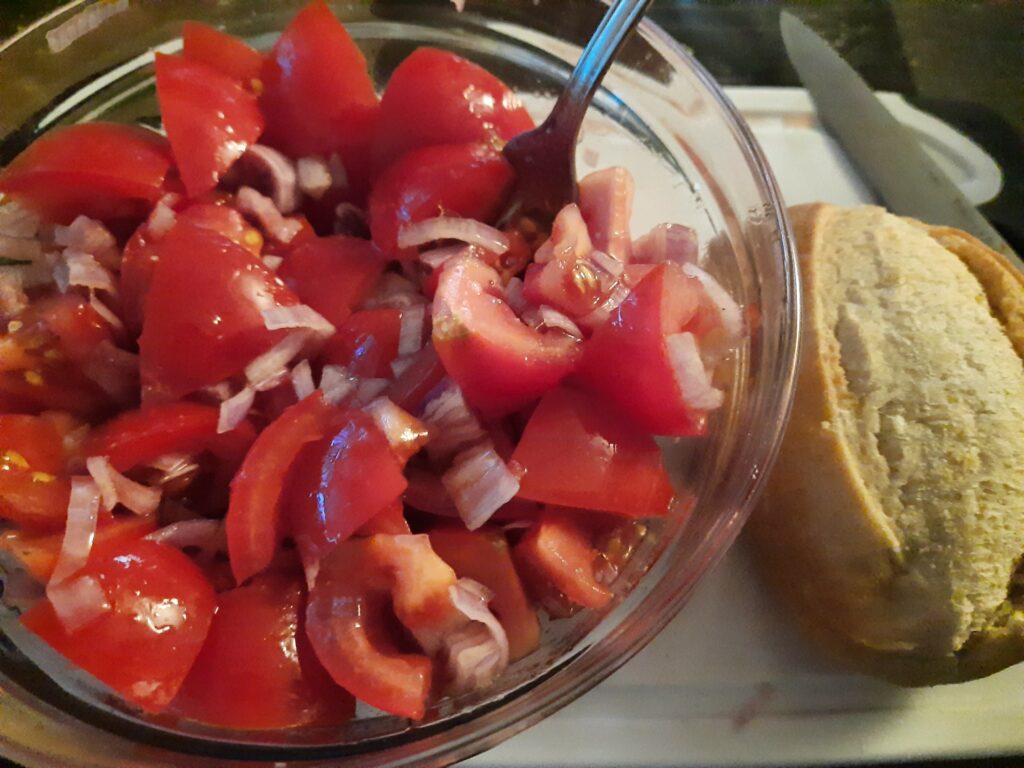 Tomatensalat, Brötchen.