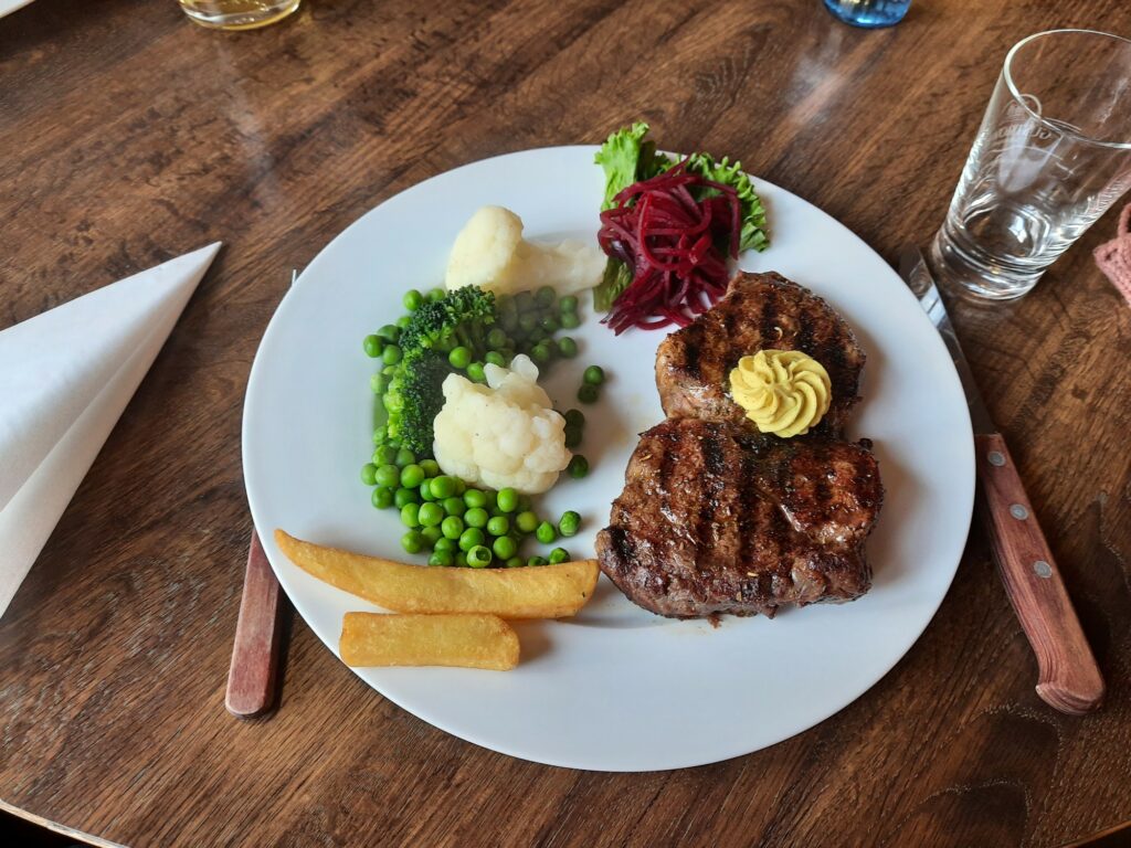 Rib-Eye-Steak mit Delikatess-Gemüse