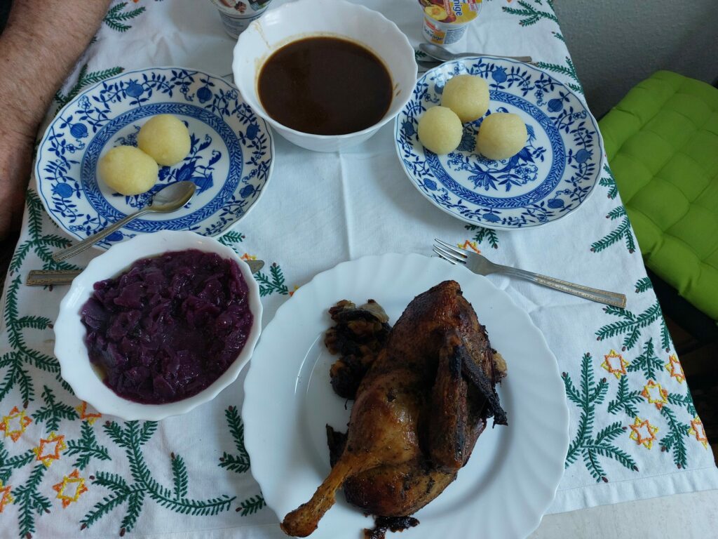 Halbe Ente, gefüllt, mit Rotkraut, Soße und Kartoffelklöße