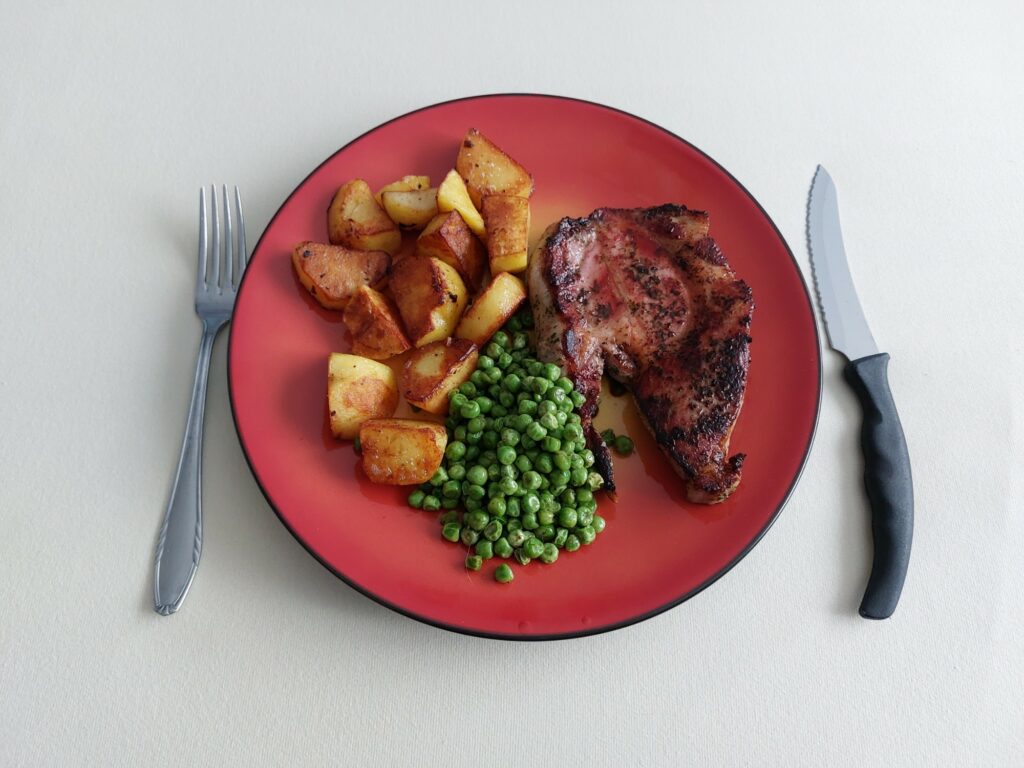 Nackensteak mit Röstkartoffeln und Erbsen