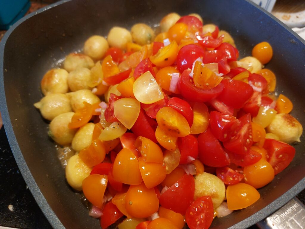 Tomatensalat dazugeben