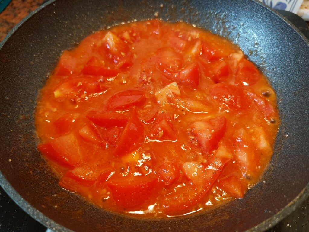 Tomaten, Salz, Pfeffer, Knoblauch + 5 Minuten