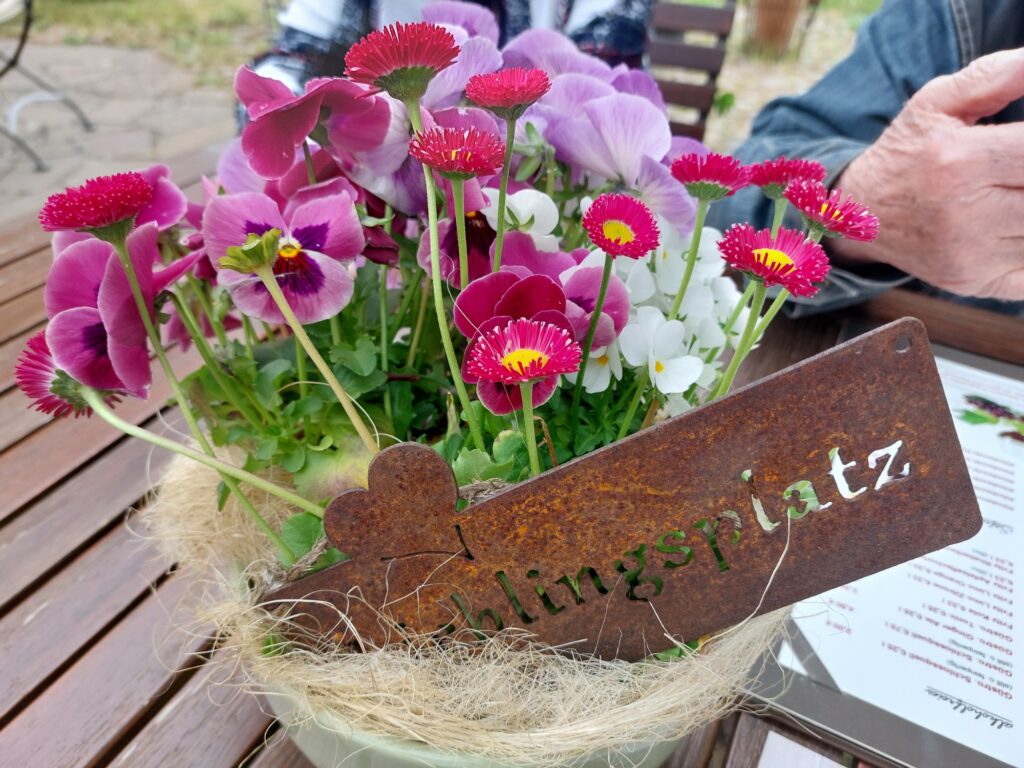 "Lieblingsplatz" mit Blumen