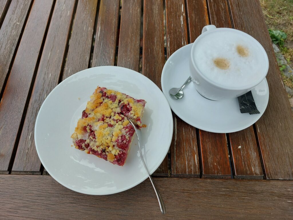 Hefekuchen mit Kirschen nebst Cappuccino