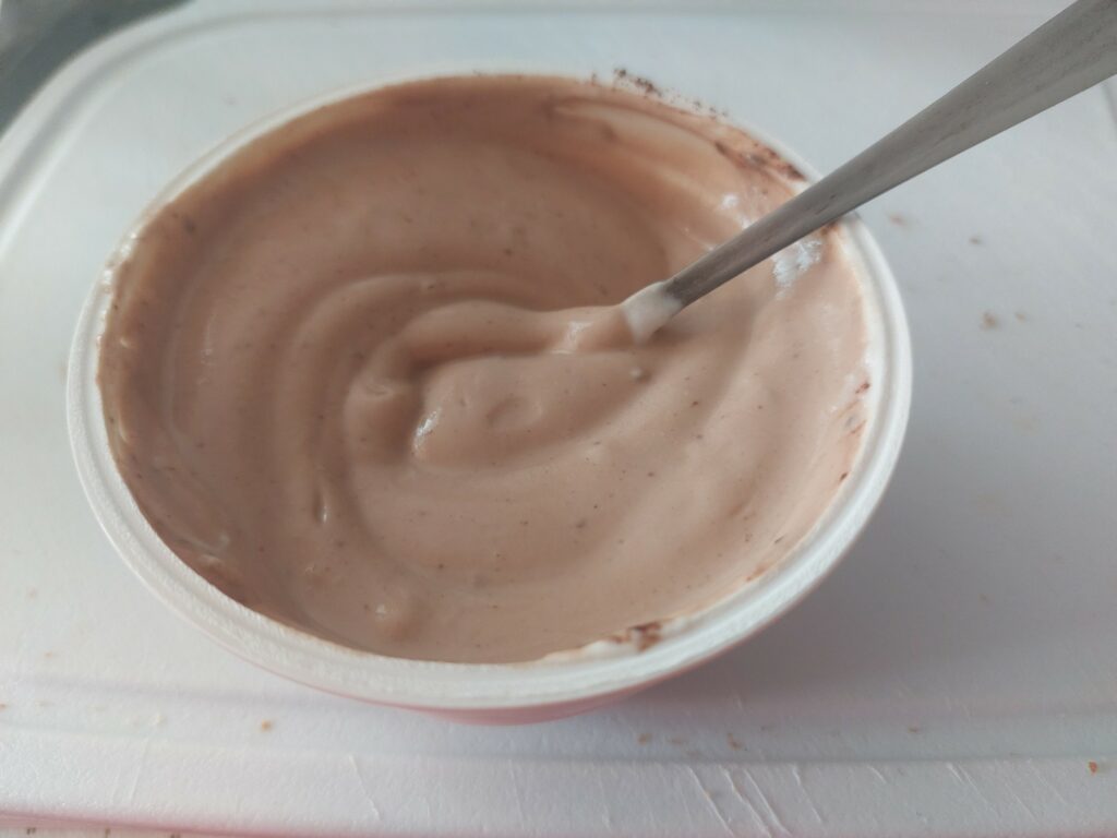 Griechischer Joghurt mit Trinkschokoladenpulver