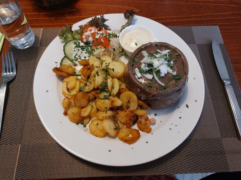 Bratkartoffeln, Wildsauerfleisch, Salatbouquet